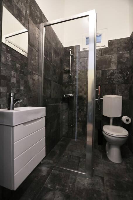Unwind In Style W Sauna Dsgn 2Br Home بودابست المظهر الخارجي الصورة