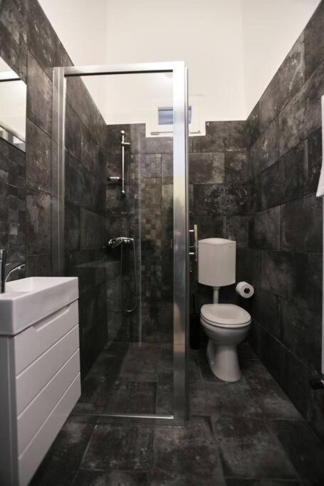 Unwind In Style W Sauna Dsgn 2Br Home بودابست المظهر الخارجي الصورة