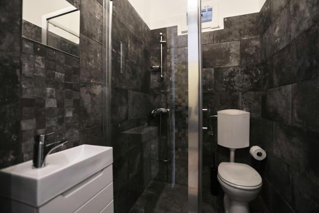 Unwind In Style W Sauna Dsgn 2Br Home بودابست المظهر الخارجي الصورة