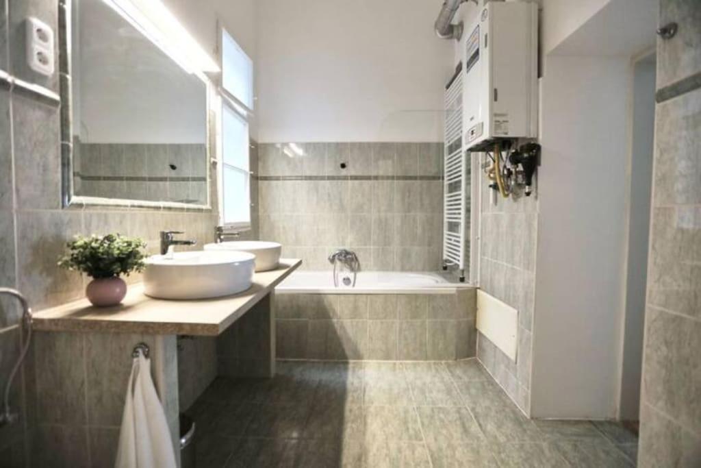 Unwind In Style W Sauna Dsgn 2Br Home بودابست المظهر الخارجي الصورة